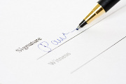 Signature sur un document.