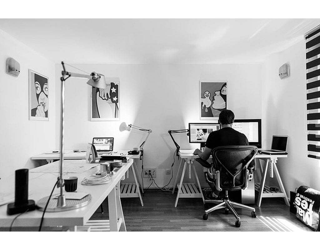 Espace de travail et bureaux aménagés, sobres et lumineux