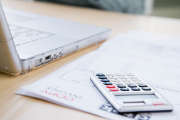 Une calculette avec des factures
