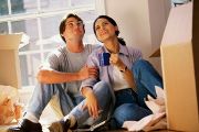 Un couple au milieu de cartons dans une maison