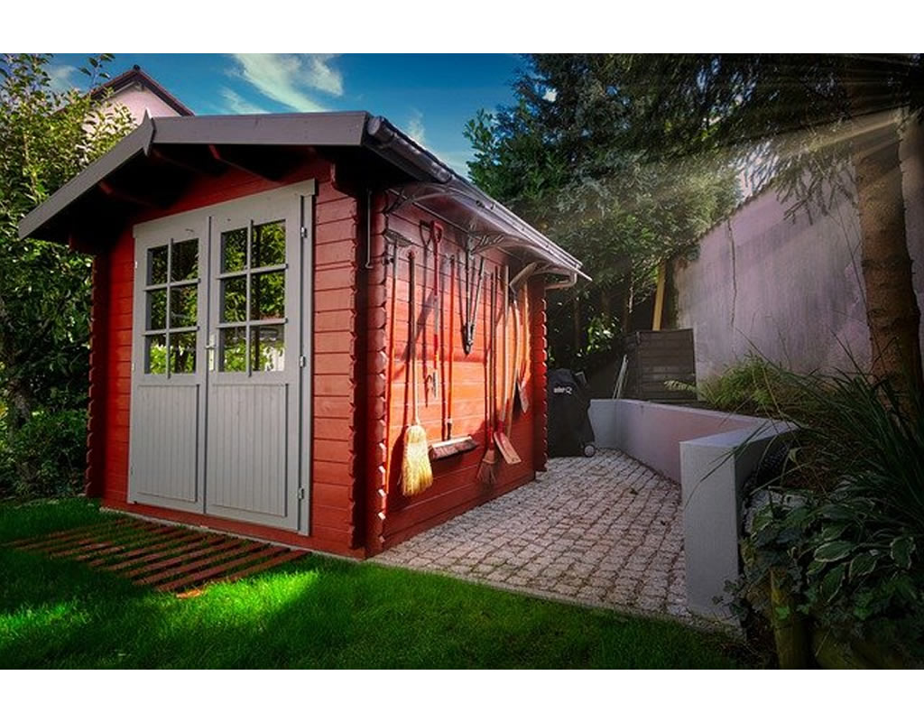 Dépendance de maison au fond d'un jardin