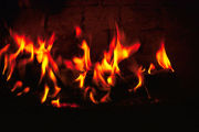 Un feu allumé dans une cheminée