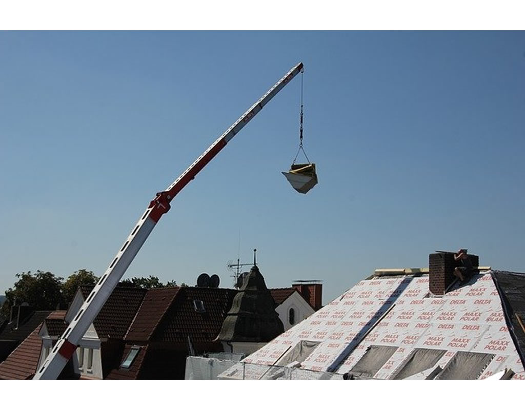 Grue au dessus d'un toit de maison