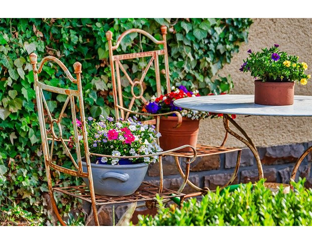 Pots de fleurs sur des cahises de jardin